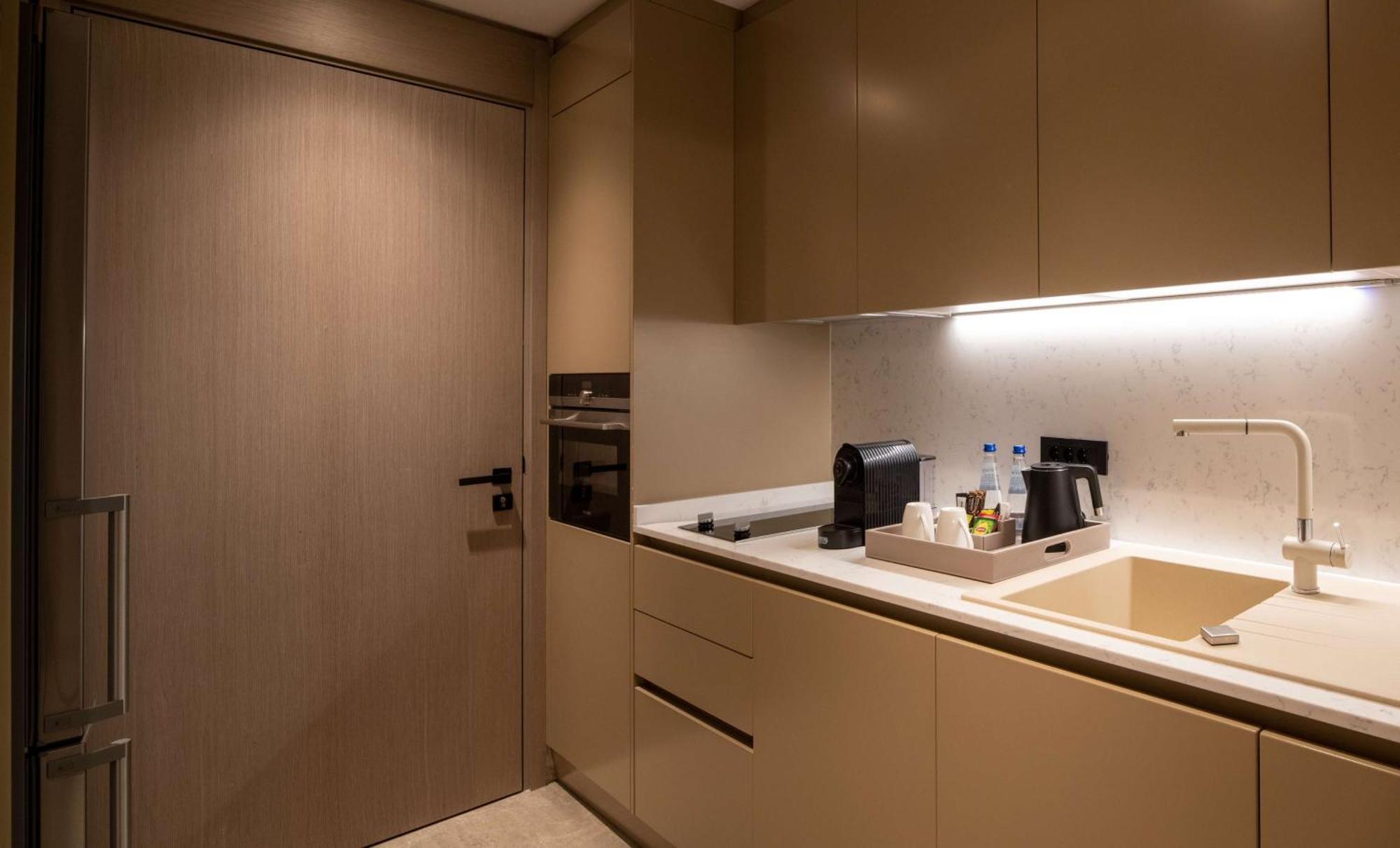 Hilton Mall Of Estambul Exterior foto Kitchenette in a hotel room