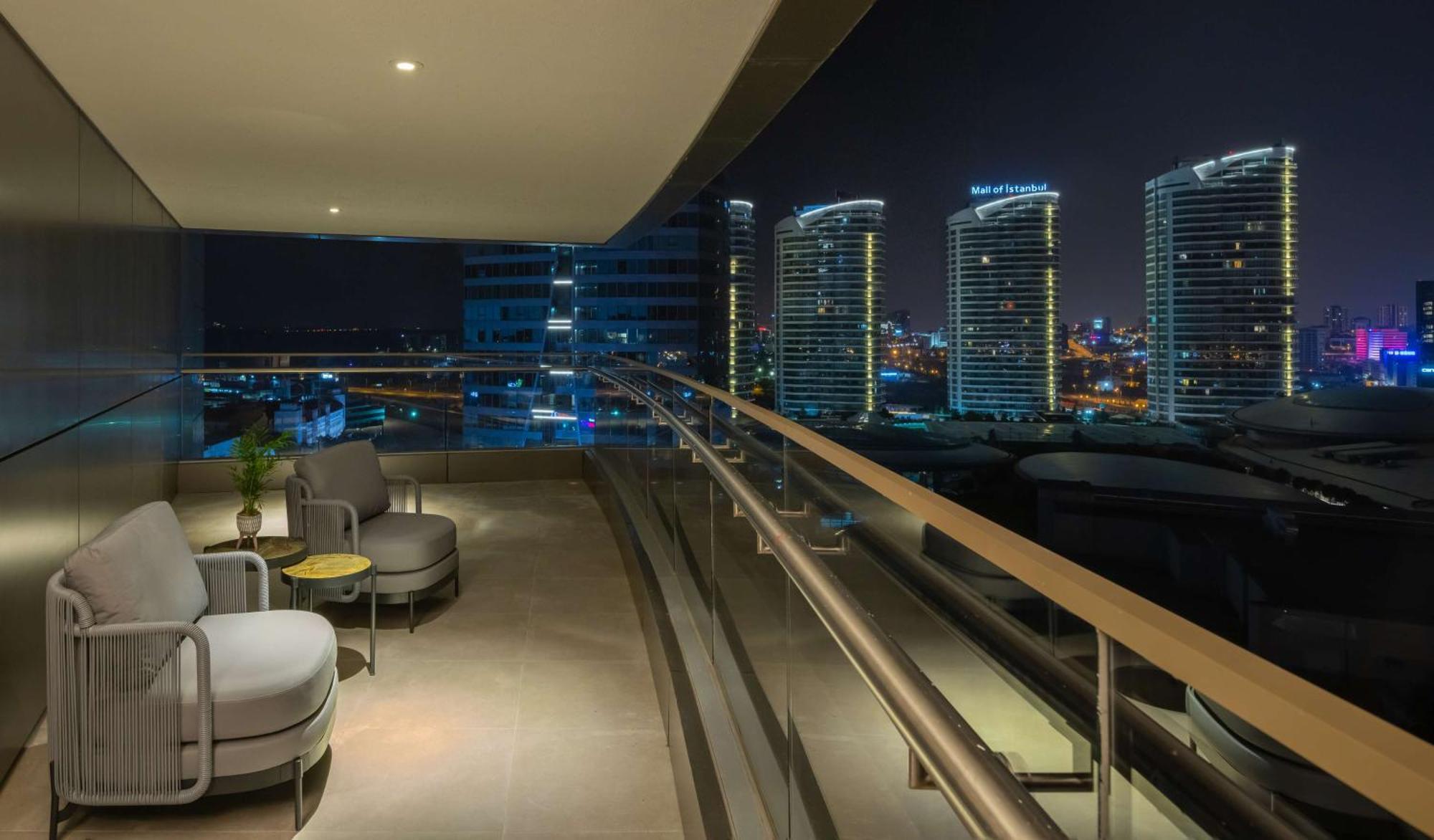 Hilton Mall Of Estambul Exterior foto View from the balcony of a suite at the Ritz-Carlton, DIFC