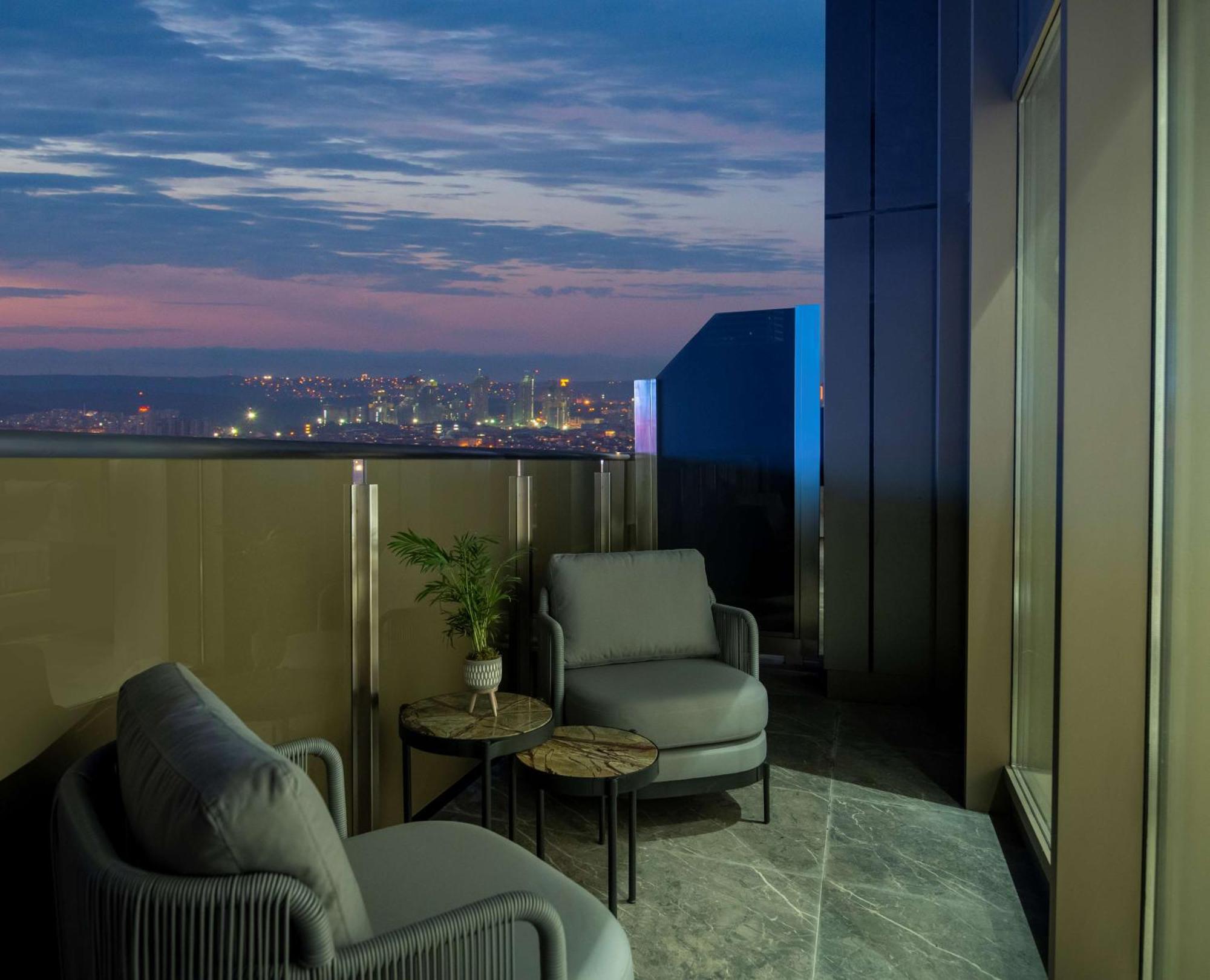 Hilton Mall Of Estambul Exterior foto View from the balcony of a Sky Suite